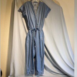 Old Navy small petite denim jumpsuit in great used condition!